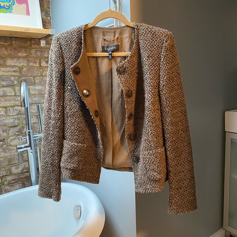 Escada boucleè jacket. Oversized snap closure.